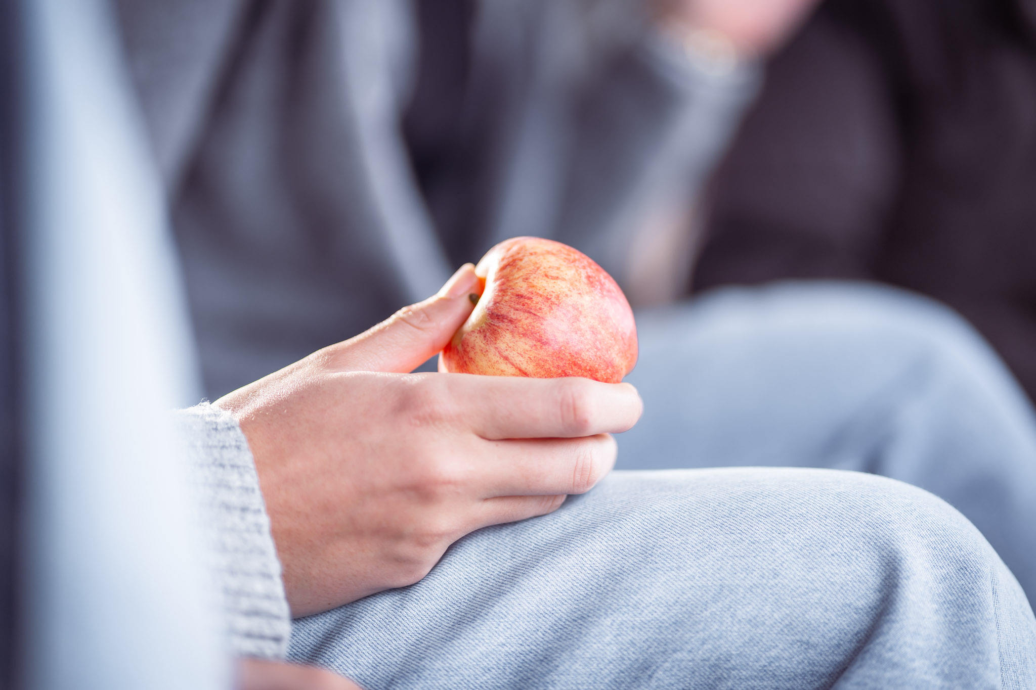 Frau h&auml;lt Apfel