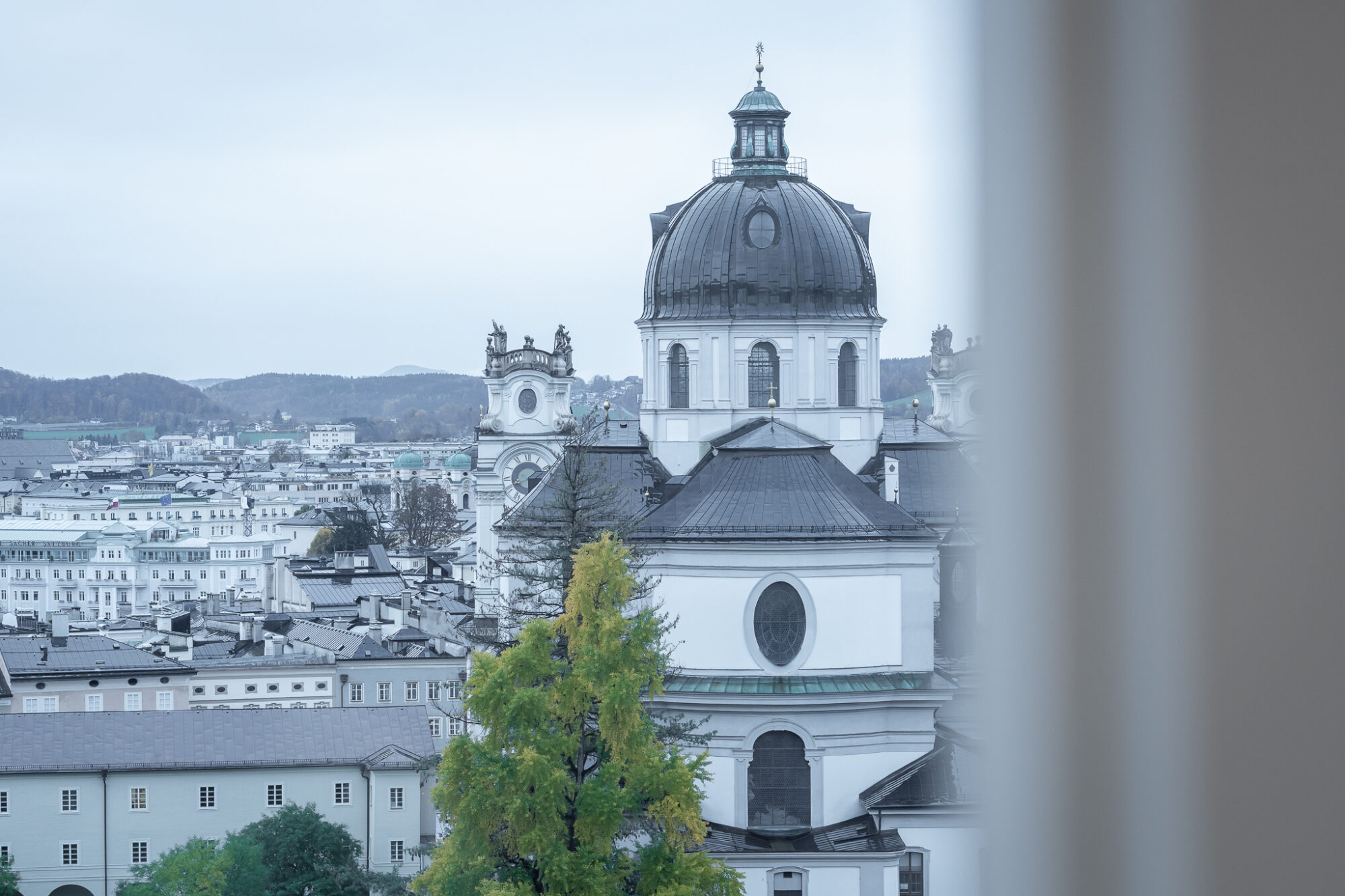 Aussicht aus einem Fenster auf den Universitaetsplatz 1 sowie diversen Kirchent&uuml;rmen