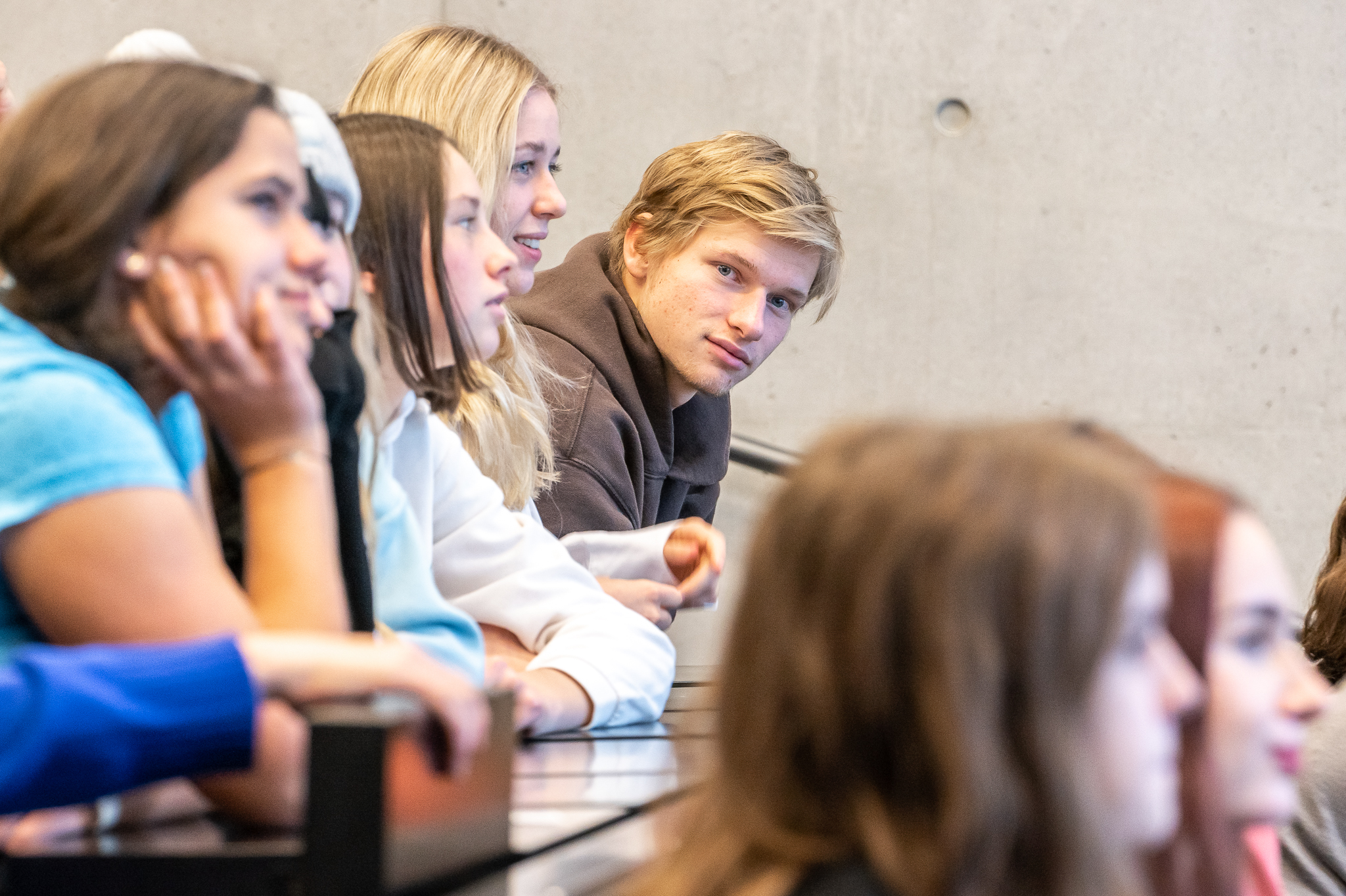 Sch&uuml;ler*innen sitzen im H&ouml;rsaal