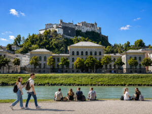 Rudolfskai Salzach mit Studierenden – KI-generiert