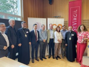 ICO-Jahrestagung 2026 (v.l.n.r.): Ap. Prof. Aho Shemunkasho (Universität Salzburg), ICO-Obmann Slawomir Dadas, Bischof Tiran Petrosyan, Simon Weinzaepflen (Œuvre d’Orient), Stefan Maier (ICO-Projektkoordinator), Fabrice de Boisanger (Œuvre d’Orient), Prof. Jasmine Dum-Tragut (ZECO Universität Salzburg), Hayk Martirosyan (Lepsiushaus Potsdam), Michlin Alkhalil (ICO-Geschäftsführerin), © ZECO