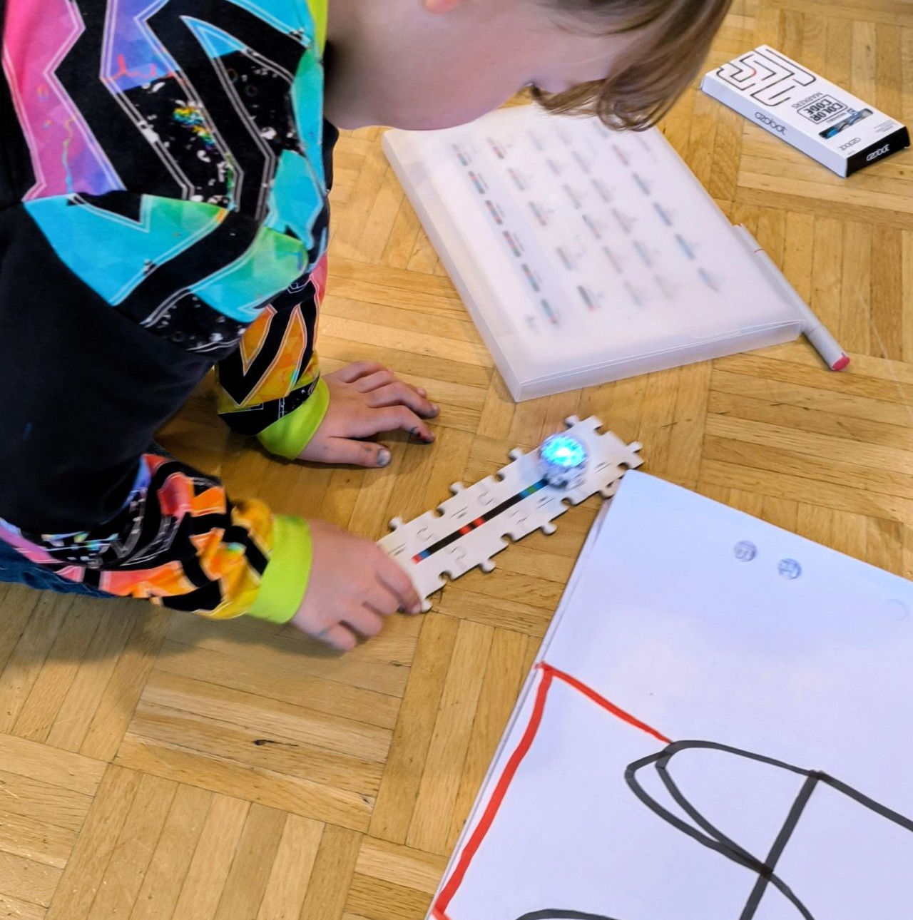 Kind mit Roboter