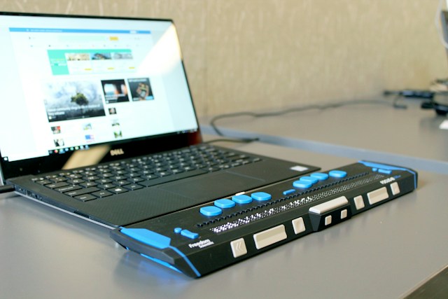 Laptop mit Brailleschrifttastatur (Foto von Elizabeth Woolner auf unsplash.com)