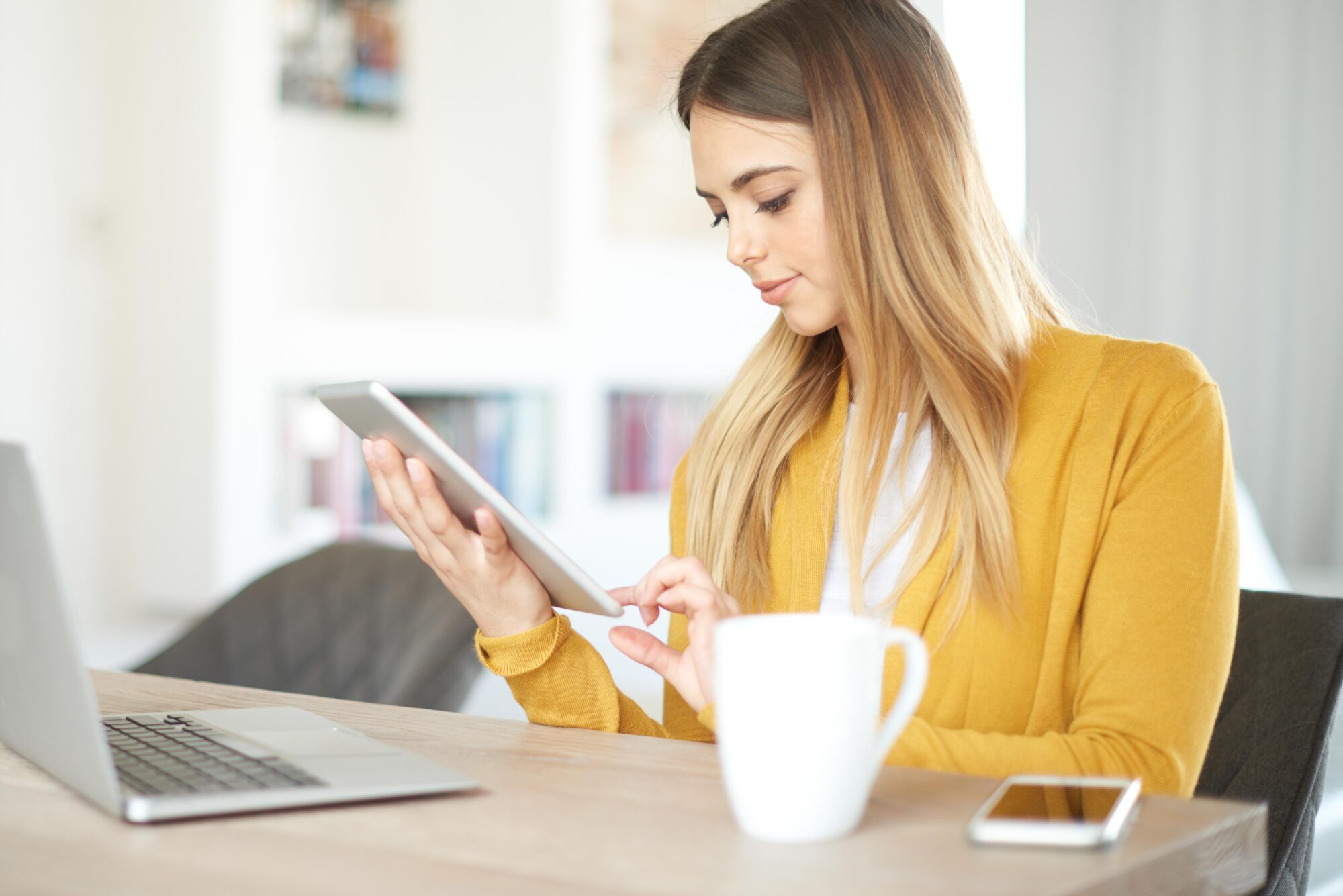 Junge Frau mit Tablet in der Hand