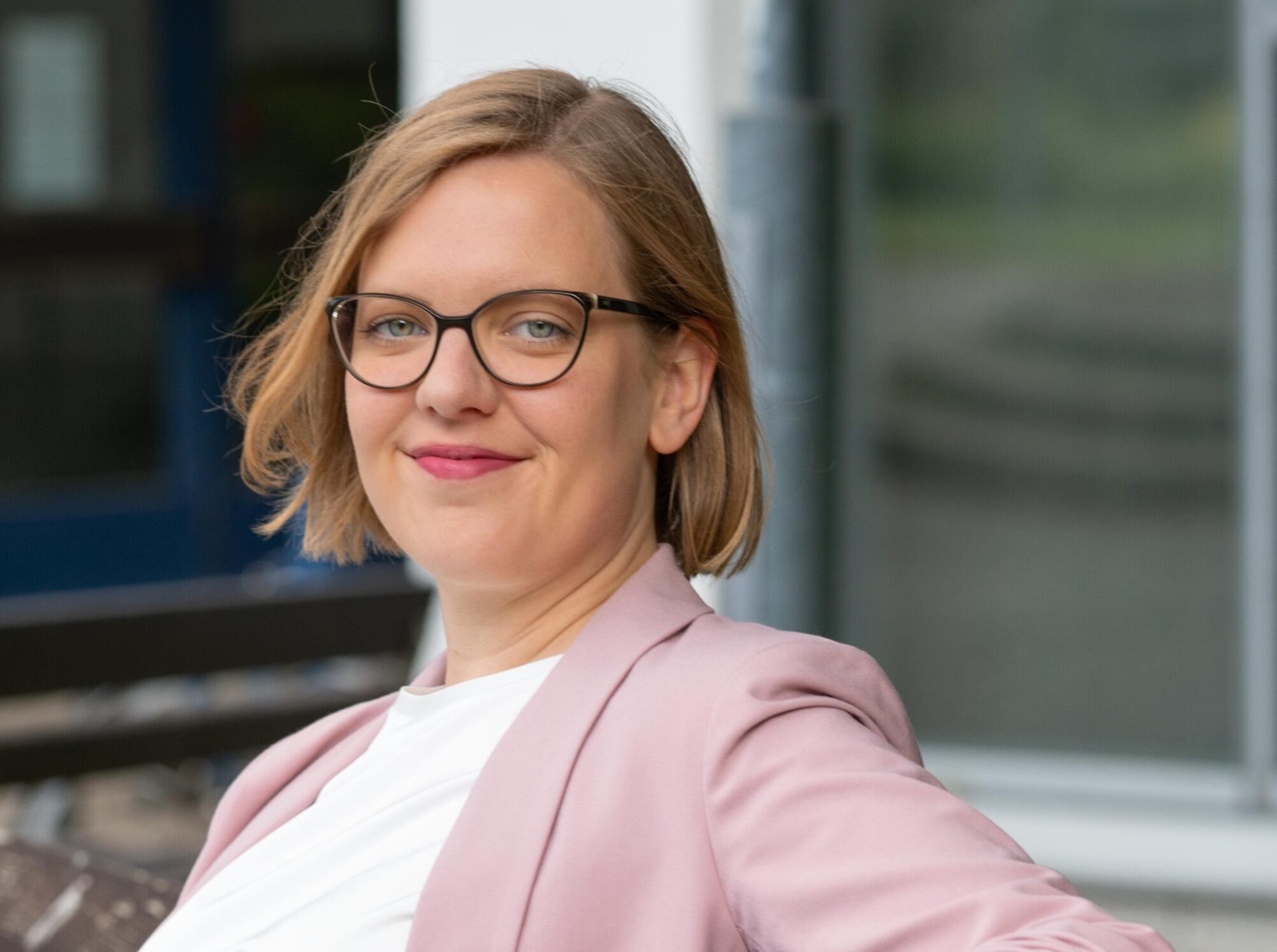 Foto von Franca Spies, Frau sitzt auf einer Bank