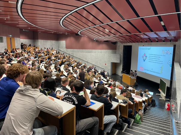 Studierende sitzen im Hörsaal